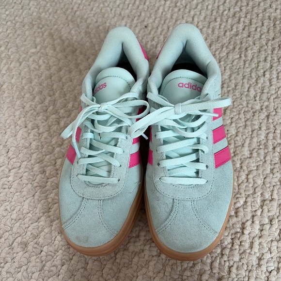 Adidas tennis shoes - Picture 2 of 3